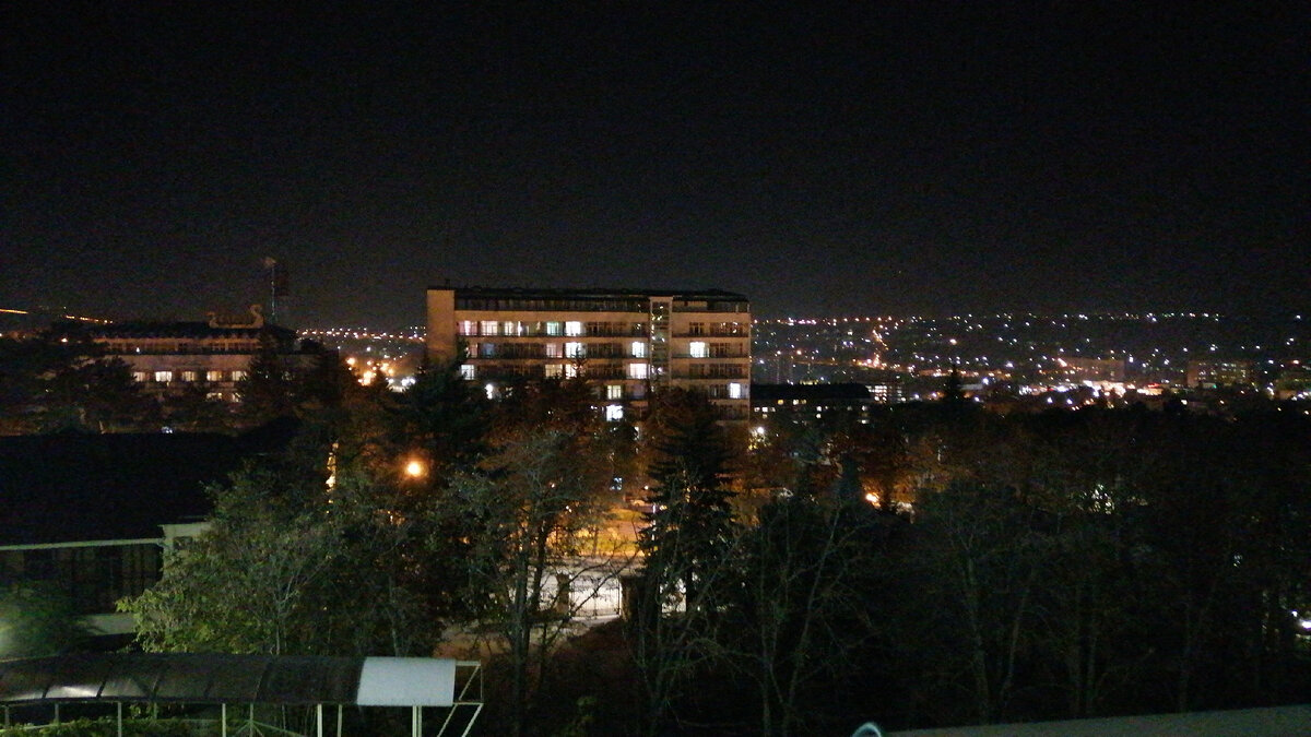 Вид с балкона на Эльбрус, вечерний вид на город 