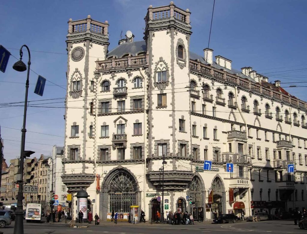 ДОМ РОЗЕНШТЕЙНА Архитектор Розенштейн начал строить собственный доходный дом в 1912 году. В проектировании ему помогал архитектор Белогруд, который увлекался архитектурой Средневековья, поэтому здание получилось похожим на лондонский Биг-Бен. В кварти- рах для жильцов были установлены газовые плиты, утопленные в пол ванны, встроенные шкафы и калориферы для сушки полотенец