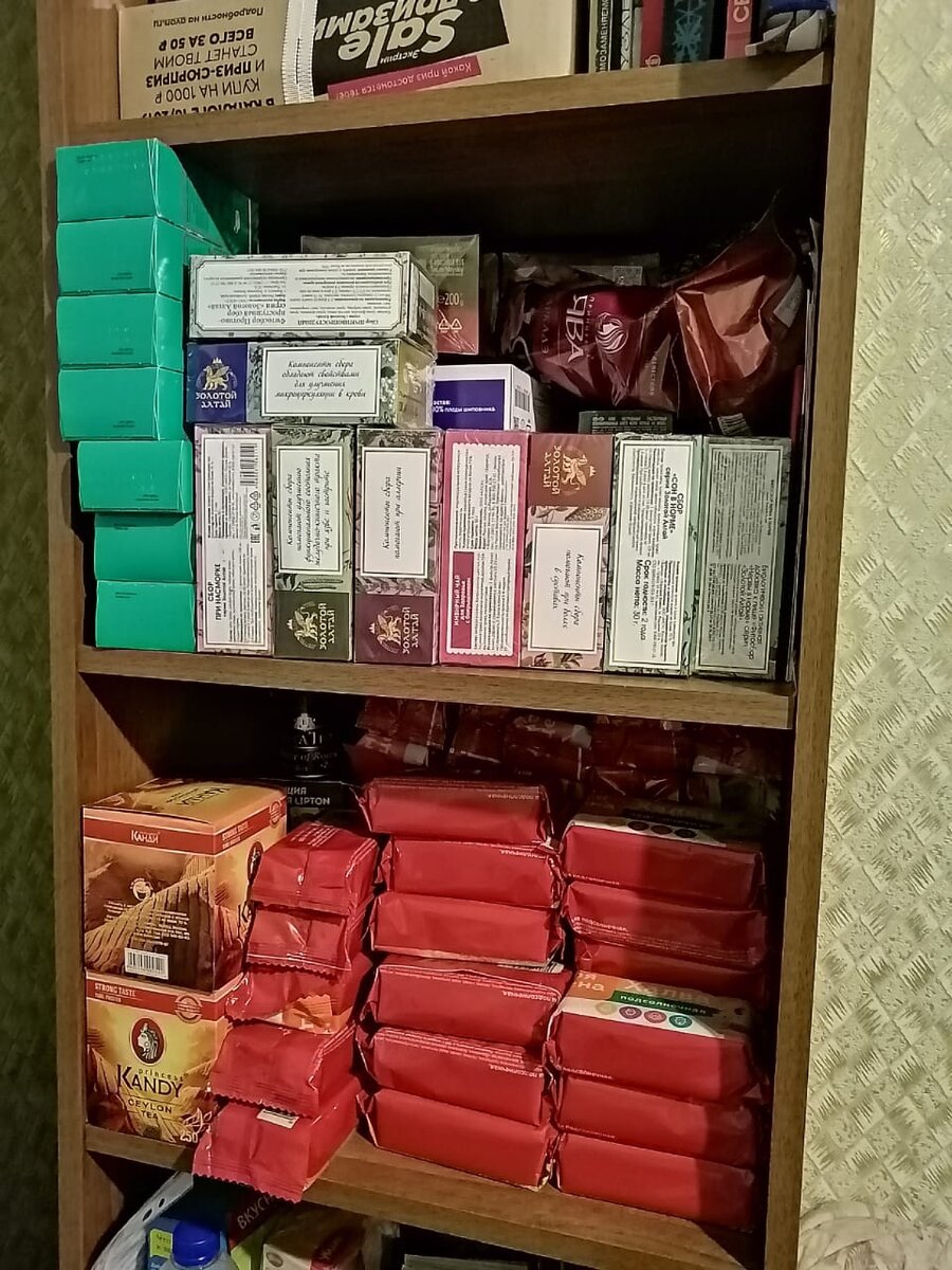 Раньше у меня этот шкаф был книжным, а теперь "продовольственный" 