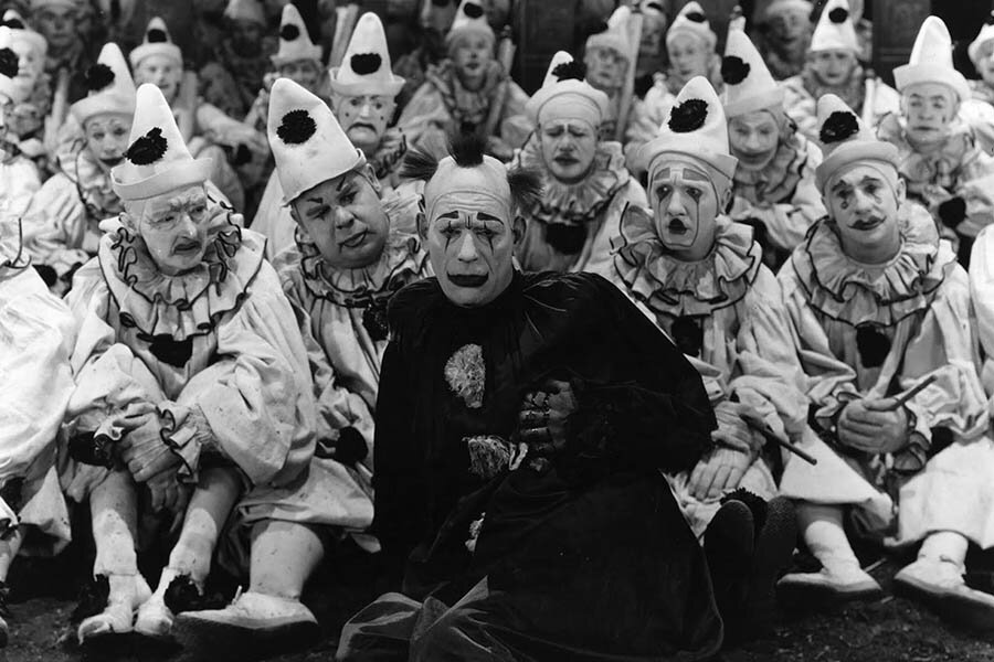 Кадр из фильма "Тот, кто получает пощечины", 1924 г.