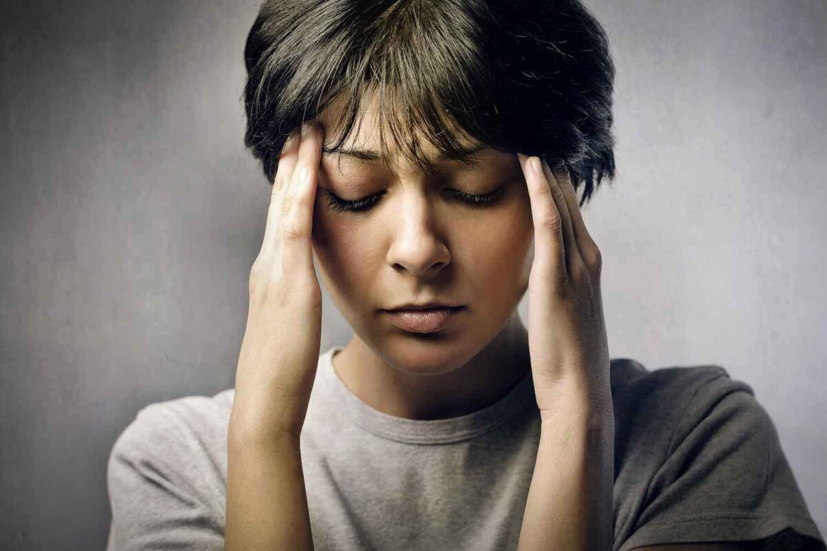 Частый симптом повышенной тревожности - это головная боль. 