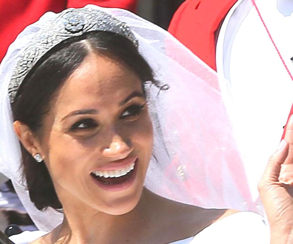     «Вышла из машины, и возникла проблема»: Меган Маркл оконфузилась со свадебным платьем