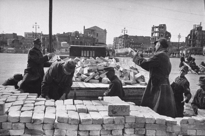 Часть немецких военнопленных трудились рядом с горожанами. /Фото: i05.fotocdn.net
