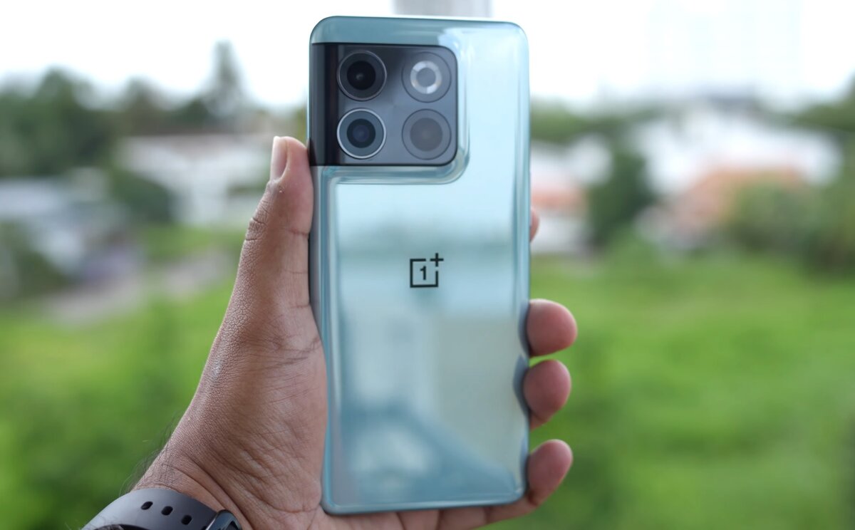 Смартфон довольно крупный и увесистый. Фото: YouTube-канал Techniqued  