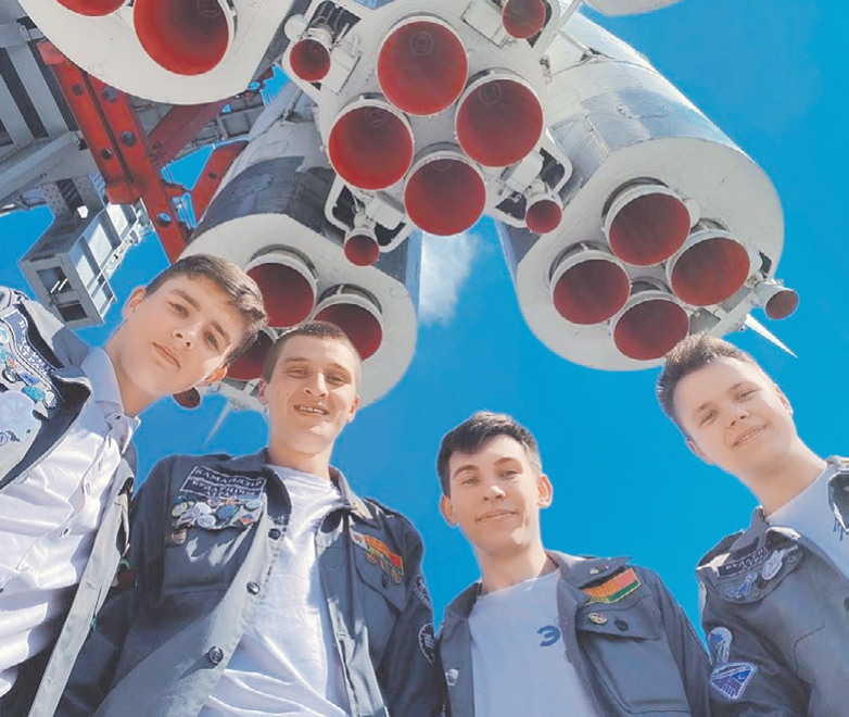 Не всякому студенту  выпадает шанс сфотографироваться рядом с ракетой.