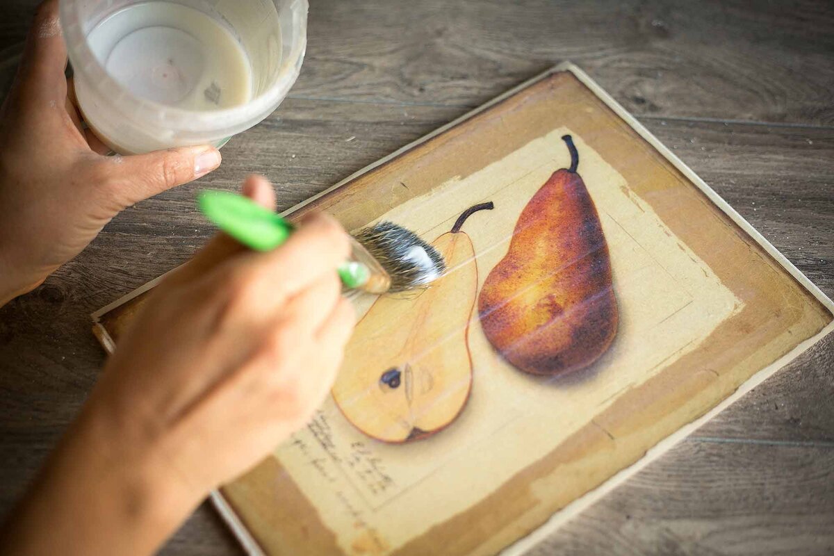 клеящие салфетки. как пользоваться декупажной картой. декупаж мордой в лак мастер класс. наклеивание салфетки декупаж. декупаж техника мордой в лак.