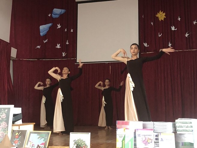 В Степанакертской школе с обучением на русском языке состоялась церемония передачи учебников. Фоторепортаж