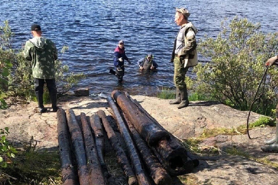     Бревна в реке находил и закреплял водолаз, а сотрудники завода вытягивали древесину на берег. Фото: grv51.ru