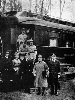 Представители союзников при подписании перемирия. Фердинанд Фош, второй справа, около своего вагона в Компьенском лесу