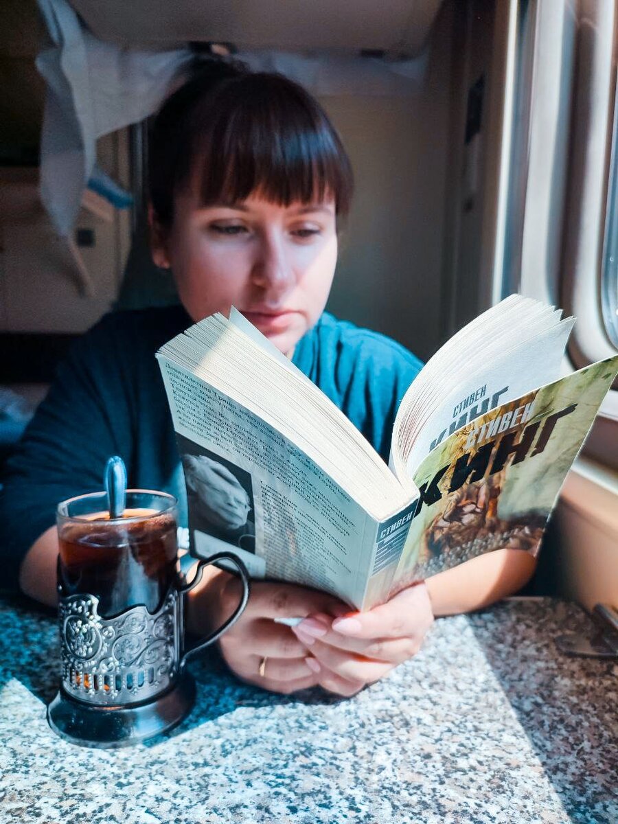 Жена за два дня дороги разделалась с Кингом. А я предупреждал: надо брать две книги. Фото: Вадим Алексеев. 