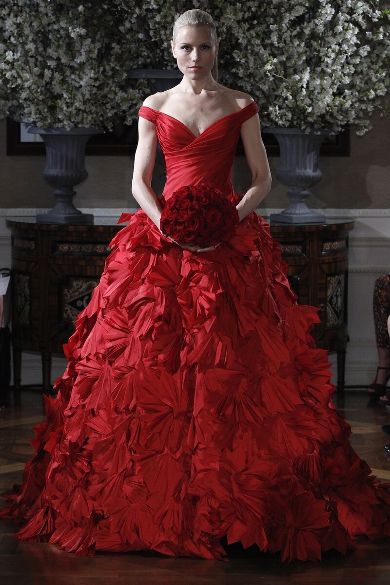 в красном платье