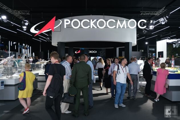    В павильоне Роскосмоса Василий Иванов © ИА REGNUM