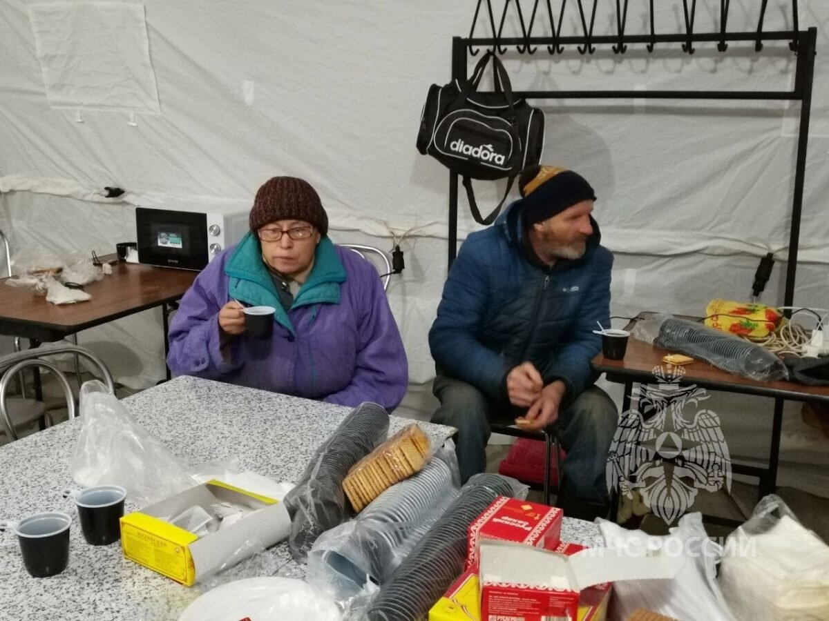    В палатках местные жители могут согреться и зарядить мобильные телефоны Pravda-nn.ru