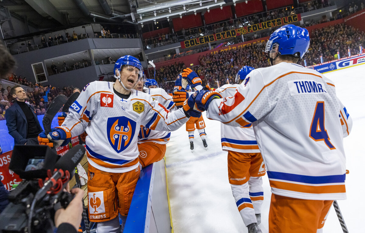    Хоккеисты "Таппары" Вели-Матти Савинайне и Бен Томас  EPA-EFE/Par Backstram