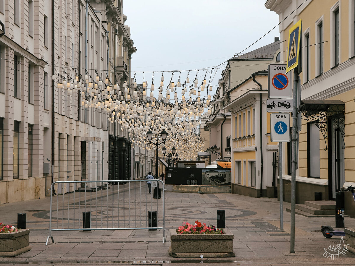 После прославившейся на мундиале Никольской, весь центр увешали фонариками