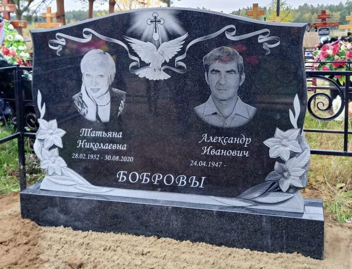 Памятник из чёрного гранита