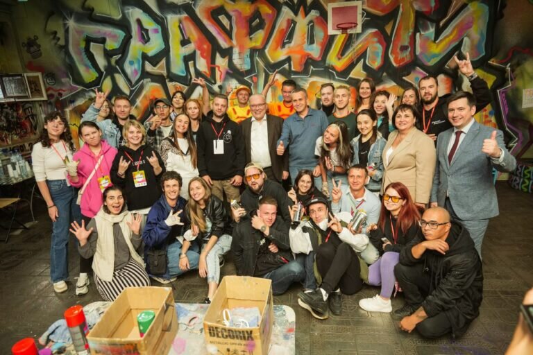    На фестивале «ФормART» в Кирове Оренбуржье представляет художник Дмитрий Сумбаев Андрей Севостьянов