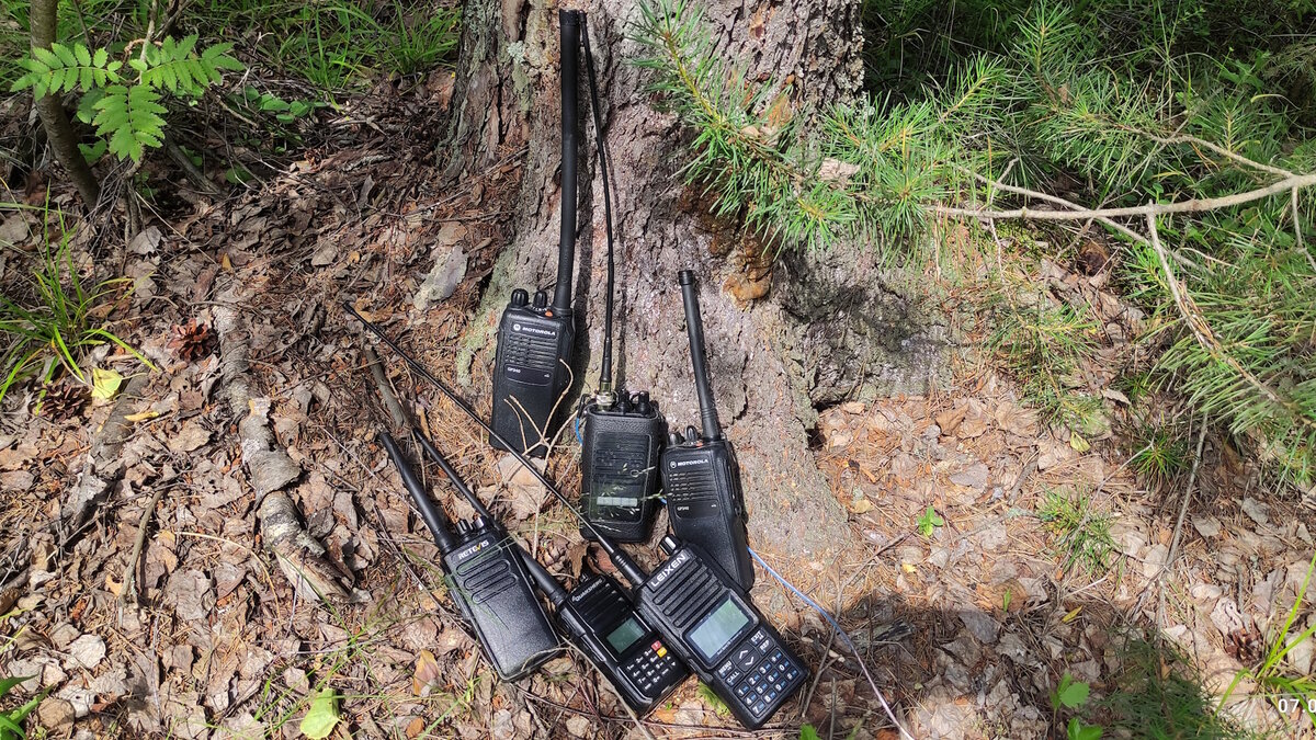 В ходе одного из недавно проведённых тестов работы в хвойном лесу с редким подлеском - где на расстоянии 4,5 км 4 Вт-ные Си-Би рации Штурман-230М с 33-см штатными флексами с противовесом обеспечили более дальнюю и стабильную связь, чем 25 Вт-ные VHF радиостанции Leixen UV-25D с 38-см штатными антеннами, см. https://youtu.be/EepRflIQ43E