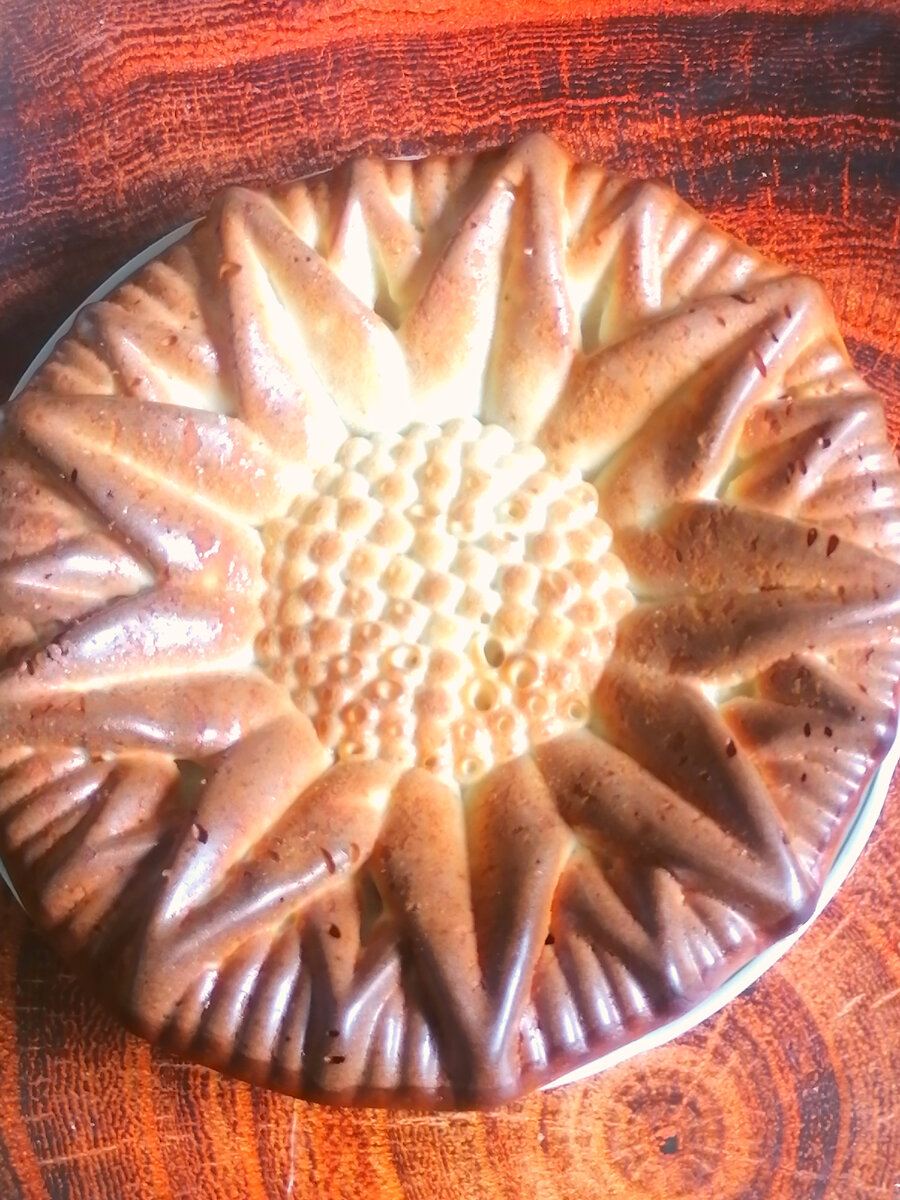 На фотографии как будто подгорел, на самом деле нет