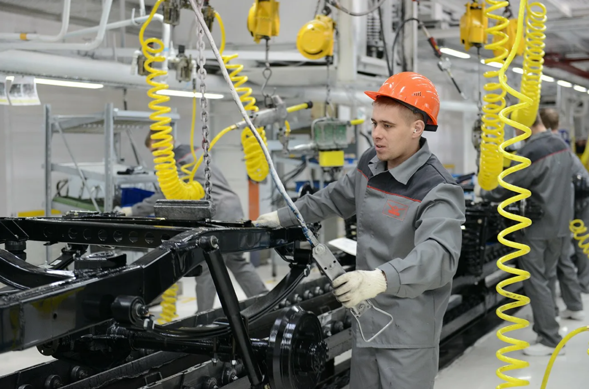 В 2023 году АвтоВАЗ столкнулся с жестким дефицитом рабочей силы на своем заводе в Тольятти.-2