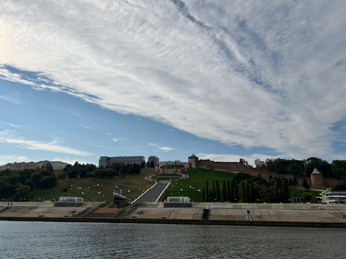 Весь Нижний, как на ладони, но плохо виден из-за слепящего солнца