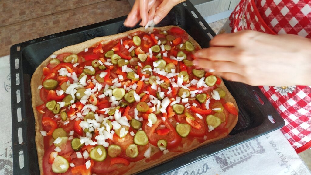 Пиццу готовлю без колбасы. Кстати, получается очень вкусно, потому что вкус дают и маринованные огурчики, и сыр, и чеснок, и овощи!