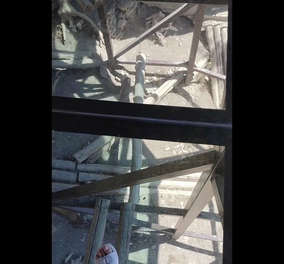 Стеклянный пол