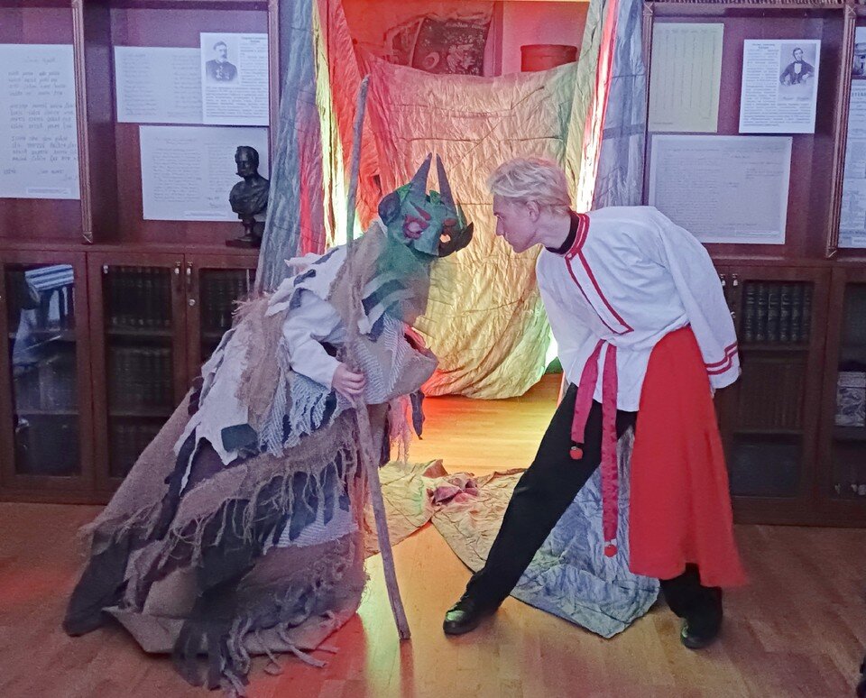    В Сыктывкаре показали спектакль-променад «Путь Пармы» по мотивам поэмы Каллистрата Жакова. Маргарита ВЕНЦКОВСКАЯ