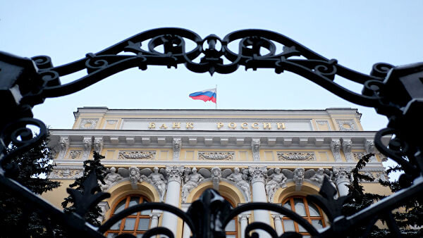 К февралю объем золотовалютных резервов (ЗВР) Банка России оценивался в 475 миллиардов долларов. Это заметно больше совокупного государственного долга (453 миллиарда) и почти в три раза превышает нормативы, рекомендуемые МВФ.Международные резервы — это высоколиквидные иностранные активы, имеющиеся в распоряжении Банка России. Их используют, чтобы финансировать дефицит платежного баланса, воздействовать на обменный курс валюты посредством интервенций, поддерживать доверие к валюте и экономике страны, а также — как основу для иностранного заимствования. ЗВР состоят прежде всего из активов в иностранной валюте и монетарного золота.© РИА Новости / Наталья СеливерстоваЦентральный банк РоссииИх накоплению способствовало бюджетное правило: все нефтегазовые доходы, превышающие заложенную в бюджете базовую цену нефти в 40 долларов за баррель, направлялись в казну. Это притом что в минувшем году баррель Brent стоил в среднем около 70 долларов. 