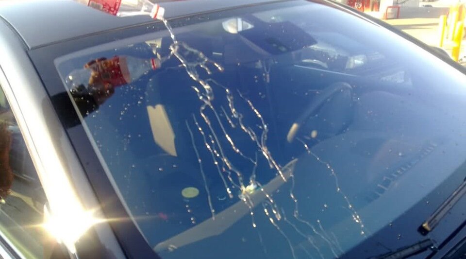 
Условия теста: Идеально чистая машина, идеально теплая солнечная погода. Льем на лобовое воду из бутылки.
Результаты теста:
— Вода стикает ВНИЗ.
— Остаются ли капельки воды, которые могут мешать обзору? — Да остаются.
— Нужно ли эти капли чем то вытирать или сметать дворником, или они куда исчезнут сами? — Да нужно.
— Но вода стекает нестандартно, непривычно собирается в струйки и частично стекает (напоминает воду на ласченой бумаге).