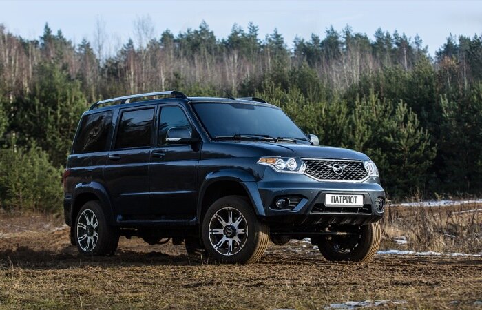 
Самые доступные внедорожники.
Когда вокруг не очень хорошо обстоят дела с дорогами, что может быть лучше старого-доброго рамного полноприводного внедорожника? Традиционно это автомобили с весьма широкими возможностями и большим ассортиментом дополнительного оборудования. Однако большинство моделей авто данного класса стоит весьма прилично. К счастью, на рынке есть и доступные модели, и о них речь в этом обзоре.
