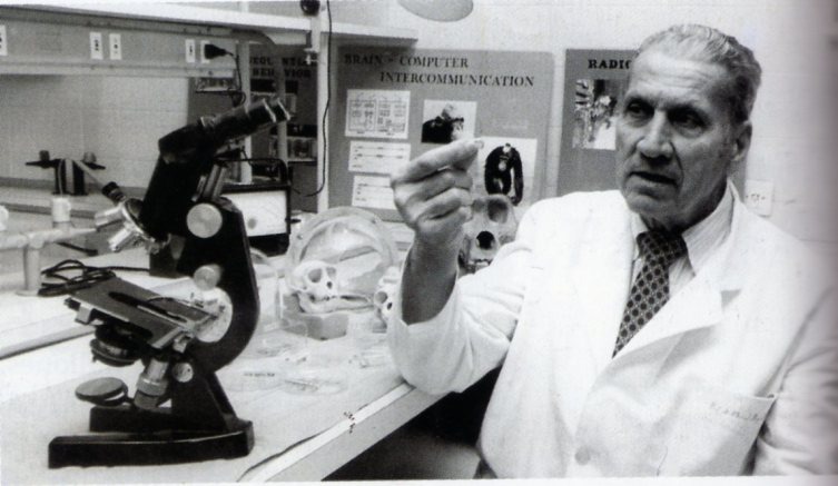 Психиатр Хосе Дельгадо в статье, написанной в 1960-е годы, в деталях описал эксперименты проводимые на 11 -ти летним мальчике, которому он вживил электроды в головной мозг.