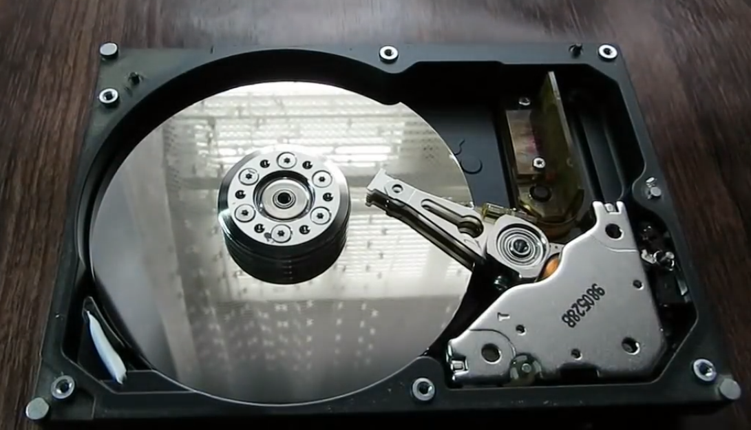 Винчестер пзу. HDD дрелью с дыркой. Двигатель для раскручивания жесткий диск. Доска для инструментов из магнитов HDD. Жесткие разборы