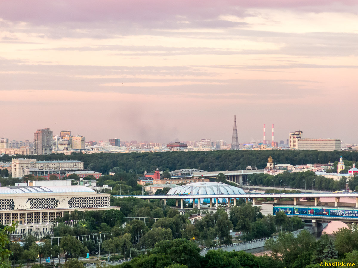 Воробьевы горы москва площадка. Москва Воробьевы горы смотровая. Воробьевы горы смотровая площа. Воробьевы горы вид со смотровой площадки. Воробьевы горы видовая площадка.