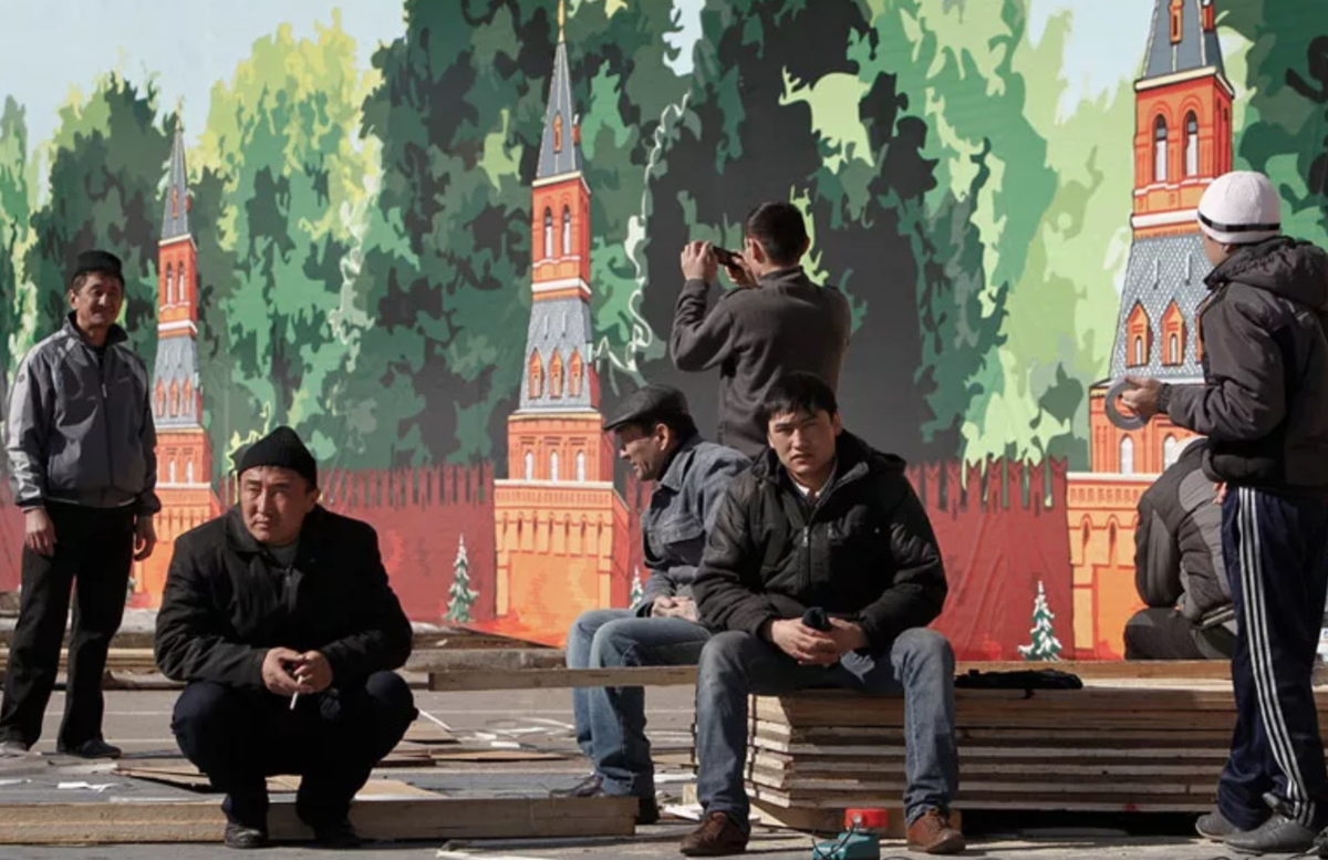 Приезжий остановился. Картина мигранты. Приезжие москвичи. Кремль мигранты. Мигранты иллюстрация.