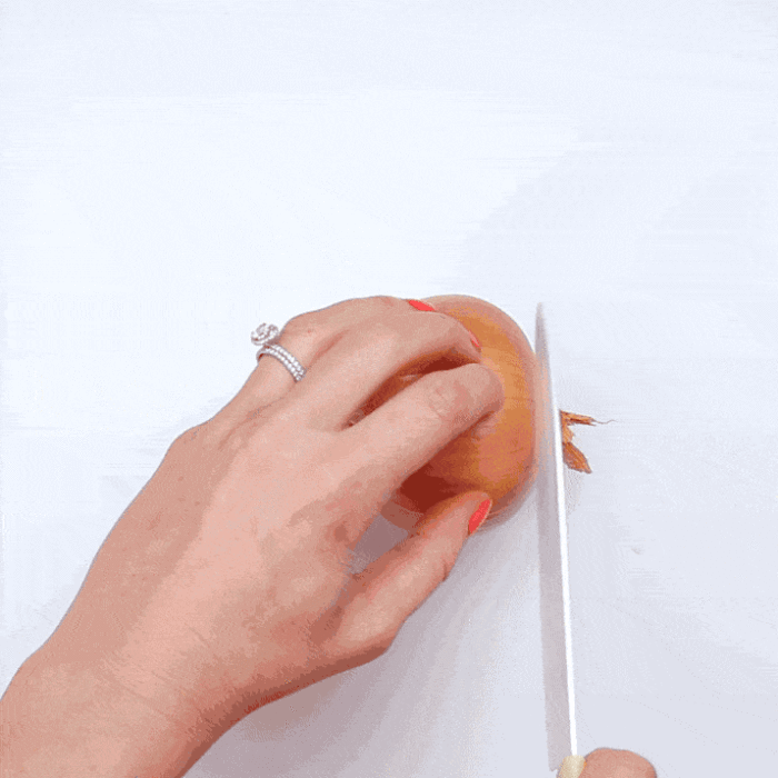 
Как правильно нарезать лук: чистим.
