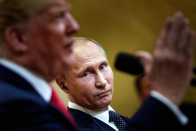 Настойчивое уважение президента Трампа к Владимиру Путину привело многих людей к предположению, что президент России что-то держит над ним. Фотограф Брендан Смайловский / AFP / Getty