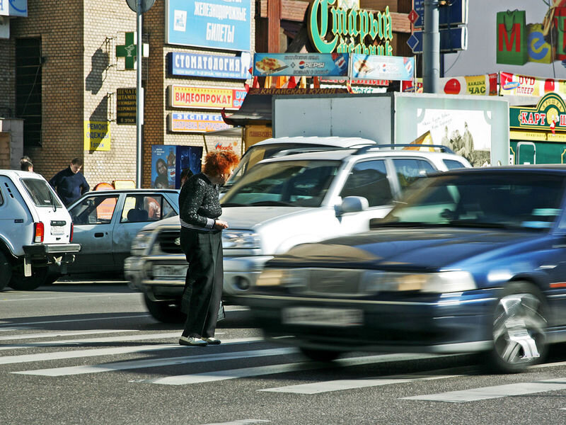 Непропуск пешехода подразумевает, что водитель своими действиями вынудил его остановиться/ускориться или изменить траекторию движения. 