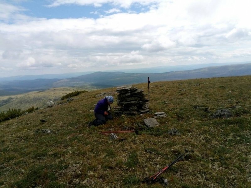 Девушки попытались самостоятельно спустить подругу с гор, но спуск был затруднен. Поэтому навстречу им направили двоих спасателей Южного поисково-спасательного отряда ОГКУ «Пожарно-спасательная служба Иркутской области» и двоих волонтёров. Они встретились на спуске с Осиновского хребта к реке Солзан. Девушкам принесли продукты, взяли на себя часть груза и помогли одной из них при спуске с горы. Добираться до посёлка Солзан пришлось более 20 километров.