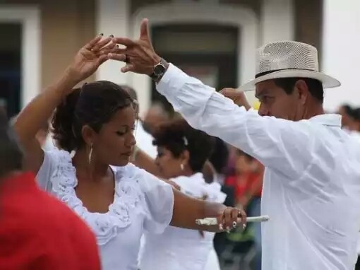 Многим жителям страны это не понравилось 
Власти мексиканского города Гвадалахара приняли закон, позволяющий людям заниматься сексом в общественных местах. Если на эксгибиционистов и людей, предающихся любви на глазах у окружающих, не поступает жалоб, их действия не будут считаться правонарушением.

Строго говоря, в соответствии с новым законом люди всё ещё будут подвергаться денежному штрафу за эксгибиоционизм или секс в общественных местах, однако лишь в том случае, если стражи порядка получат жалобы от заметивших это граждан. Если же пара займется сексом на глазах у других людей, но никому этим «не помешает», никакой ответственности перед законом она нести не будет. Закон касается интимных отношений на территории общественных мест, пустырей, а также внутри автомобилей.

Авторы инициативы предполагают, что изменения позволят полицейским сосредоточиться на борьбе с преступниками, а не людьми, которым может просто не хватать денег на номер в гостинице.

Впрочем, многих местных жителей подобные аргументы не убедили и они выступили с критикой нового закона — по их мнению, нововведение не только выглядит весьма сомнительным с моральной точки зрения, но и повышает шансы насильников остаться безнаказанными.

Любопытно, что Гвадалахара имеет репутацию одного из самых «консервативных» мексиканских городов.

Как отмечает портал nbcwashington.com, это не первая инициатива такого рода в мире. В 2008 в Амстердаме с позволения мэра города было официально разрешено заниматься сексом в Парке Вондела — общественном городском парке площадью в 47 гектар. При этом от людей, желающих предаваться любви на этой территории, требуется поддерживать чистоту, не производить слишком громких звуков и находиться на большом расстоянии от мест, предназначенных для пребывания детей.
