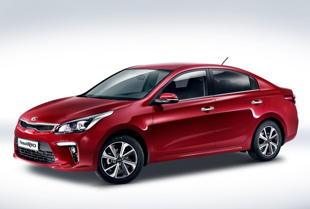 В более дорогих в комплектациях Premium можно встретить 16 дюймовые хромообразные диски, хромированные ручки дверей, и начиная с базовой комлектации 4 поколения Rio, можно встретить автоматическое открывание багажного отделения с ключа. 
