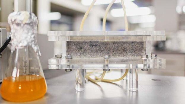 Правообладатель иллюстрацииUCTImage caption На производство каждого кирпича требуется от четырех до шести дней