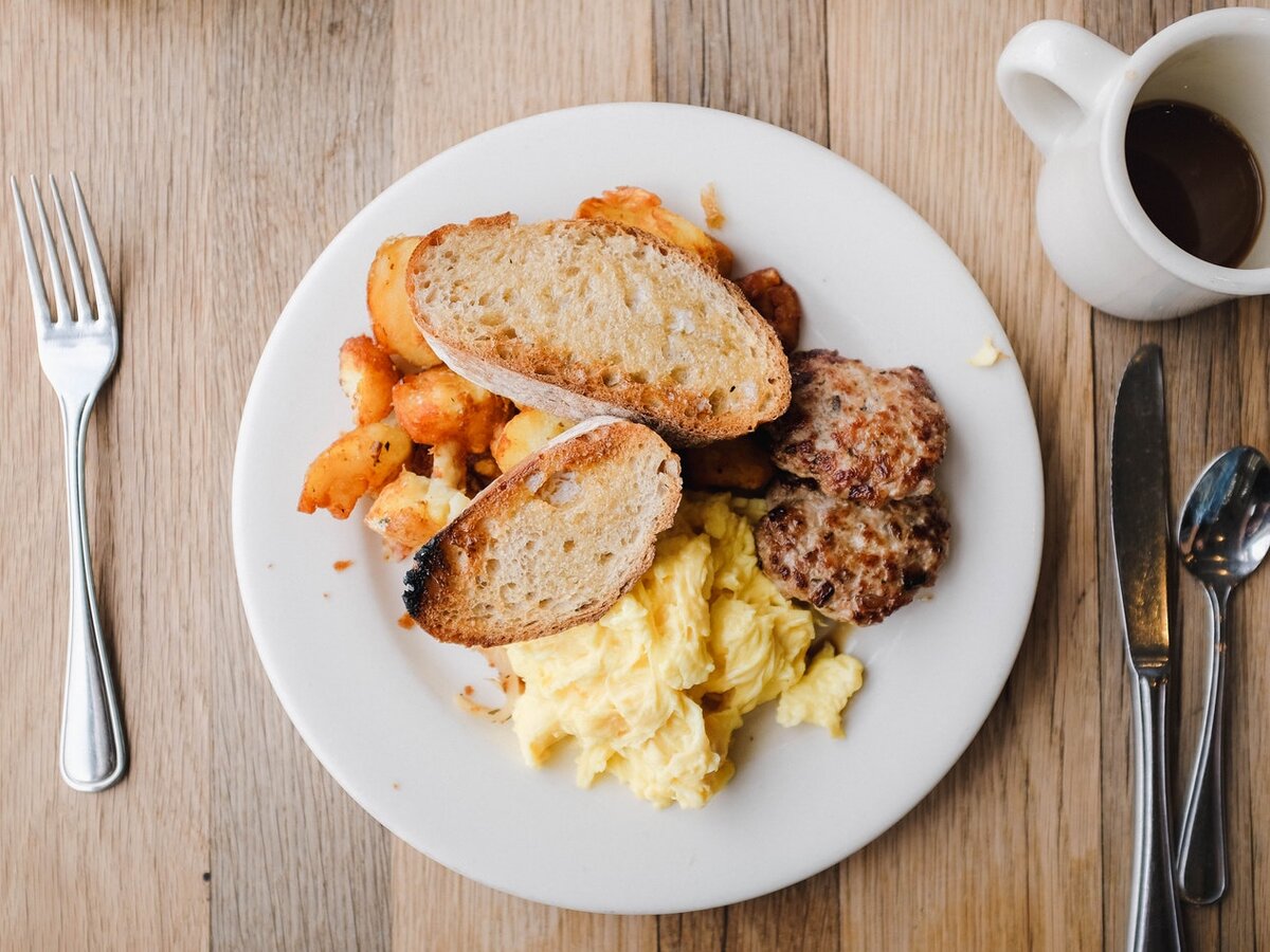 Skip breakfast. Завтрак. Плотный завтрак. Завтраки в отелях. Скрэмбл вид сверху.