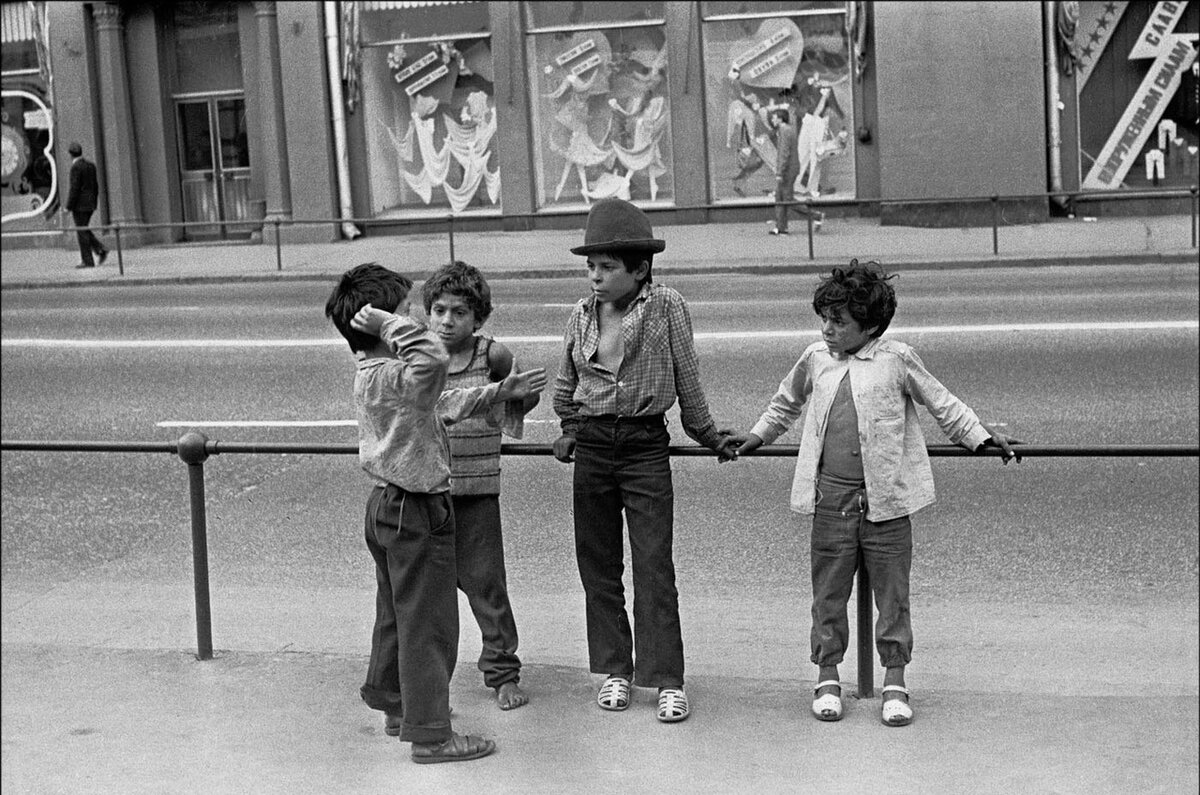 Маленькие цыгане на Воздвиженке в 1991 году.
