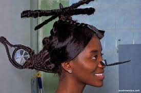 И открывает нашу 5 странная и сложная прическа (а-ля женщина-вертолет). Действительно сложное исполнение, не хватает только двух боевых пулеметов.