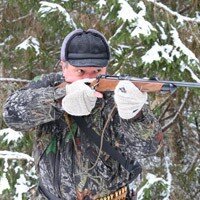 Впереди холода, снег и зимний сезон охоты: разрешена охота на лося, кабана, зайца, лисицу, пушного зверя и боровую птицу, а по следам на снегу легко читать лесную книгу. К зимней охоте стоит готовиться обстоятельно, охотник должен быть готов к любым сюрпризам: знать, как обращаться с оружием при минусовых температурах, как экипироваться для зимней охоты, как оказать первую помощь при обморожениях.