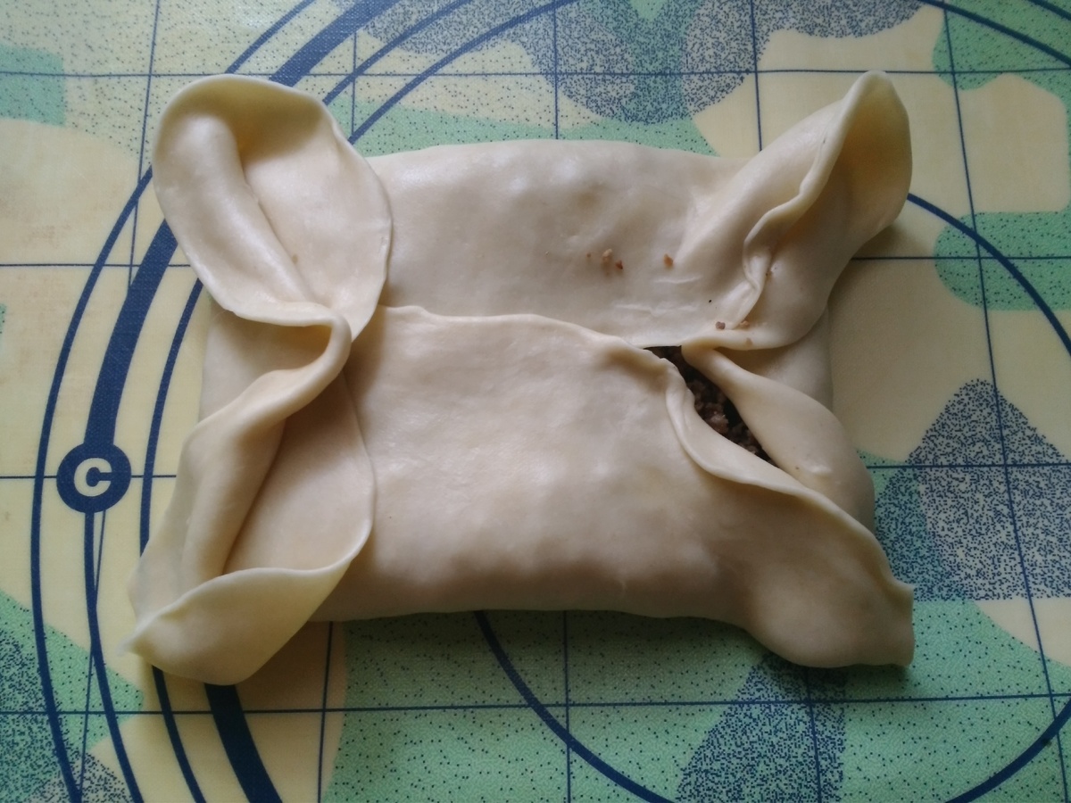 Получившиеся 4 кончика расправляем и заворачиваем к центру. 