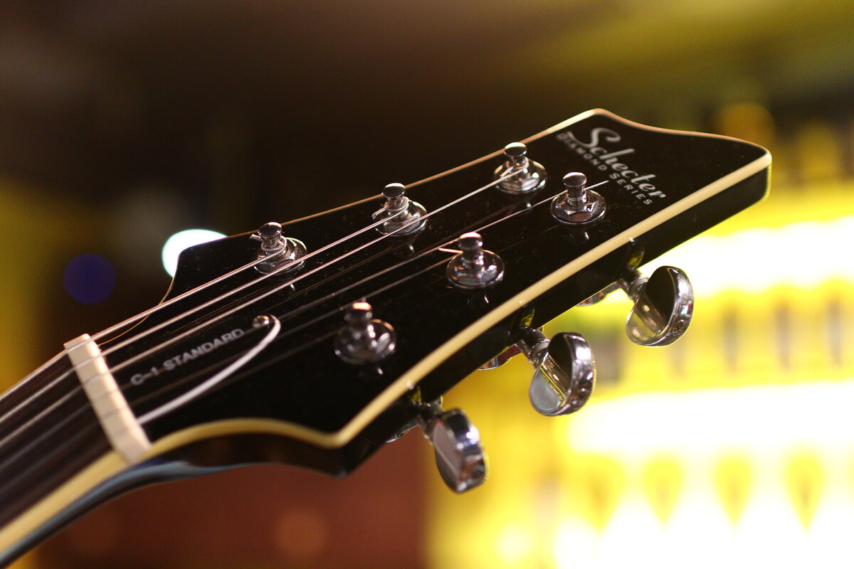 Один из флагманов южнокорейского гитарстроя — Schecter. Когда-то были очень славные и ценные инструменты, которые изготавливали в США и Японии. И нынче гитарки неплохие.