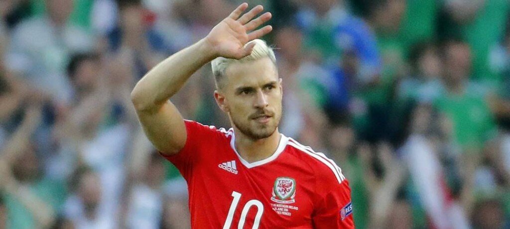 Мюнхенская «Бавария» проявляет интерес к валлийскому полузащитнику лондонского «Арсенала» Аарону Рэмси, сообщает Express. 
По сведениям источника, немецкий клуб рассматривает возможность подписания соглашения с футболистом следующим летом, когда у него завершится контракт с «канонирами». В этом случае хавбек достанется «Баварии» бесплатно.

Напомним, Рэмси не договорился о продлении контракта с «Арсеналом», так как клуб не сумел удовлетворить его финансовые требования. Также валлиец входит в сферу интересов «Манчестер Юнайтед», «Челси» и «Ливерпуля».

В нынешнем сезоне 27-летний Рэмси провёл за «Арсенал» 14 матчей во всех турнирах, стал автором одного забитого мяча, а также отдал три результативные передачи.