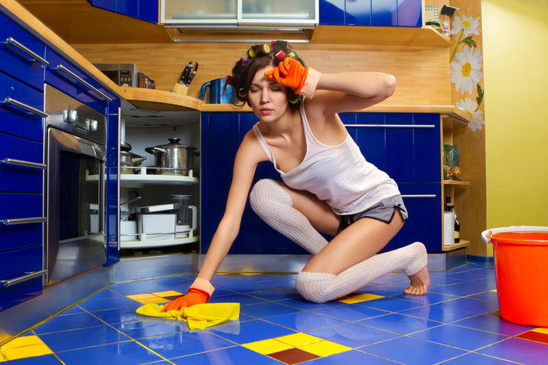 Женщина должна: готовить, стирать, убирать, шить и вязать, воспитывать детей, уважать и почитать супруга. Может быть и должна, но не обязана. Все это - старые стереотипы. Они настолько сильно укоренились в обществе, что теперь от этих принципов больше вреда, чем пользы и такое понятие, как феминизм, тут ни при чем.